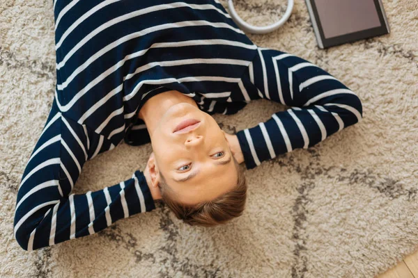 Vážnou dospívající ležící na podlaze a myšlení — Stock fotografie