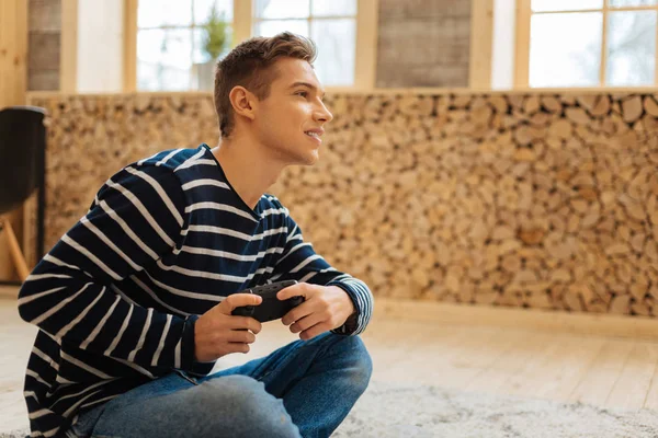 Glad ung man som spelar ett spel — Stockfoto