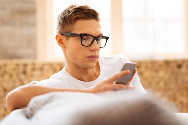 Adolescente no sonriente usando su teléfono — Foto de Stock