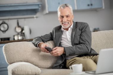 Neşeli yaşlı adam molası