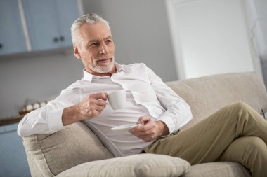 Kahve içme düşünceli sakallı adam