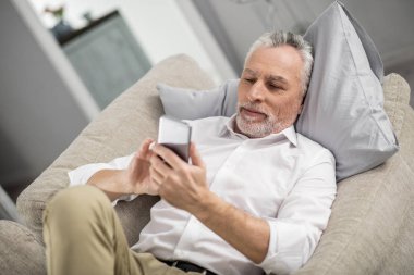 Onun e-posta kontrol özenli olgun adam