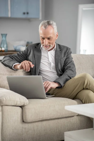 Fröhlicher bärtiger Mann mit Videoanruf — Stockfoto