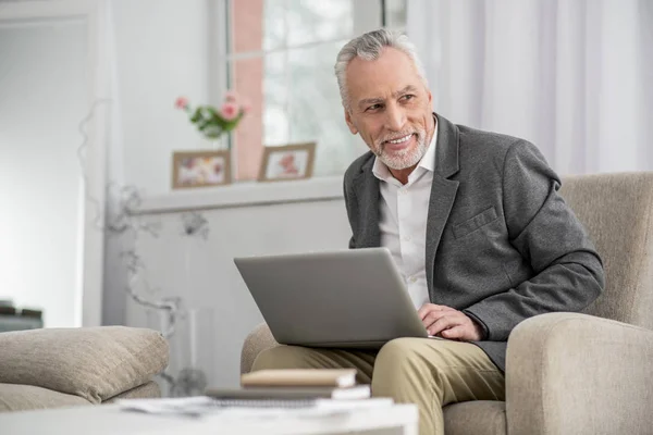 Kreative reife Arbeiter erledigen Aufgabe — Stockfoto