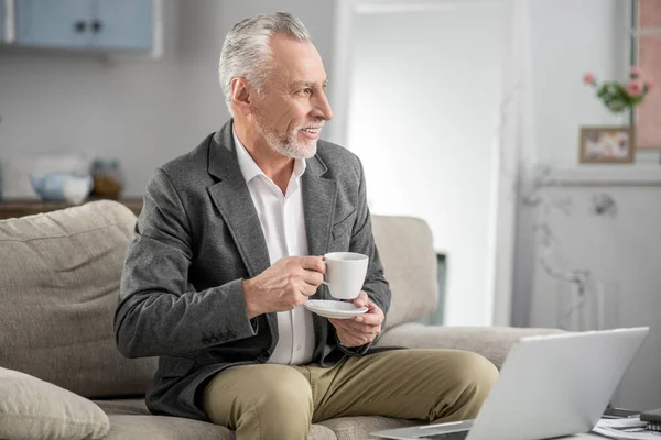 Verträumter Mann mit Freizeit — Stockfoto