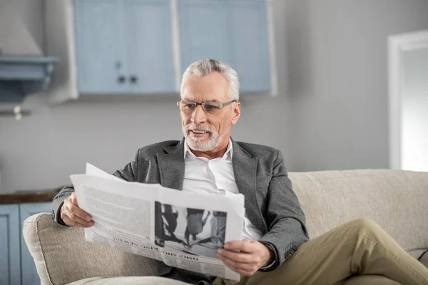 Glücklicher reifer Mann beim Blick auf Zeitung — Stockfoto