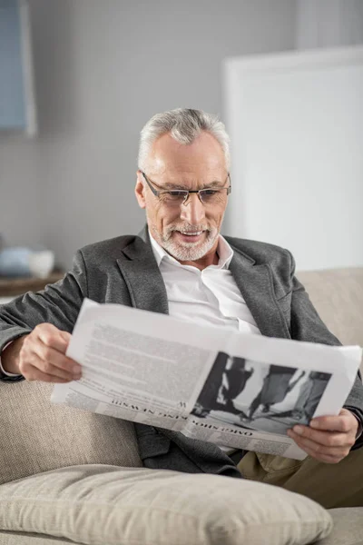 Позитивний задоволений бізнесмен читає новини — стокове фото