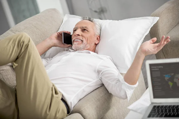 Hombre feliz hablando con su amigo — Foto de Stock