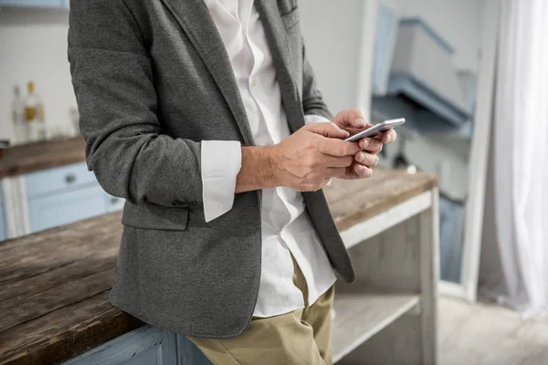 Primer plano de las manos masculinas que mecanografía mensaje — Foto de Stock