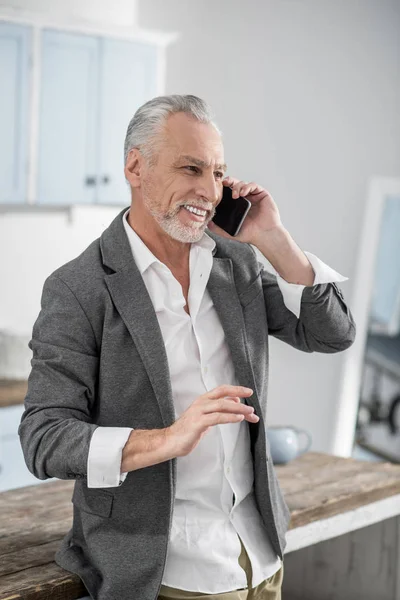 Joyeux homme mature parlant par téléphone — Photo