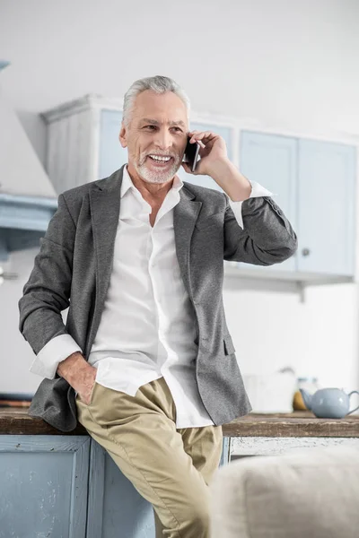 Розслаблений бізнесмен розмовляє по телефону — стокове фото