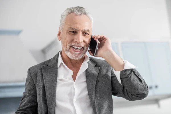 Positivo encantado homem ter conversa agradável — Fotografia de Stock