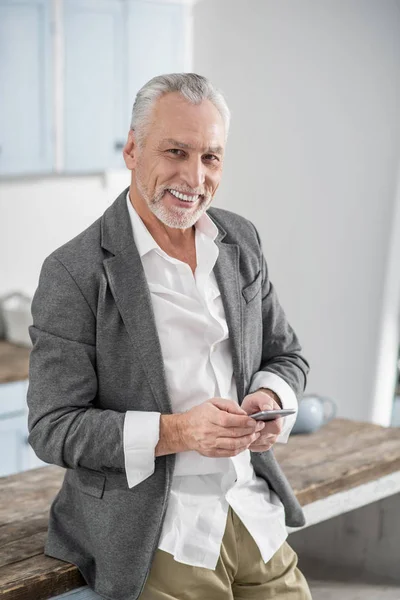 Beau travailleur utilisant son téléphone — Photo