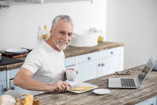 Pozitív, boldog nyugdíjas reggelizik — Stock Fotó