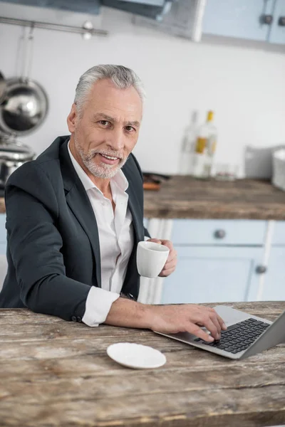 Aantrekkelijke man met koffiepauze — Stockfoto