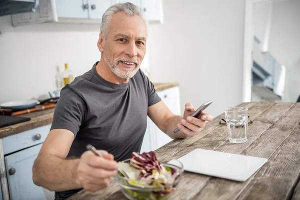 Mutlu adam portresi hazırlanıyor yemek — Stok fotoğraf