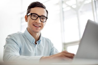 Onun laptopunda neşeli işçisi