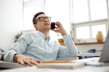 telefonda konuşurken başarılı bir iş adamı