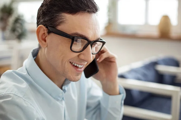 Veselá podnikatel mluví po telefonu — Stock fotografie