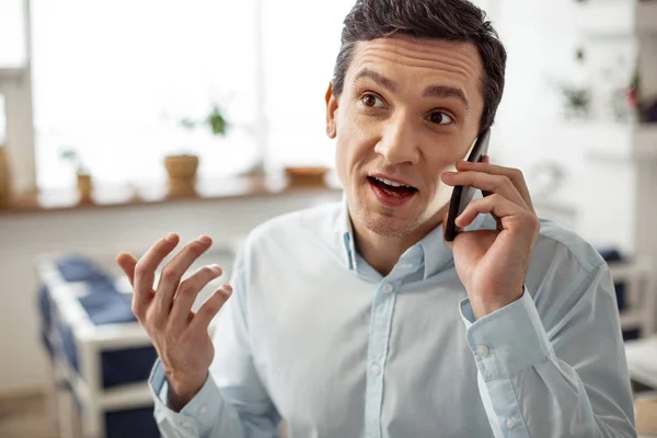 Geïnspireerd zakenman werk bespreken met zijn partner — Stockfoto