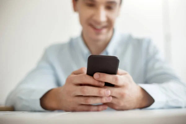 Gelukkig man te typen op een moderne telefoon — Stockfoto