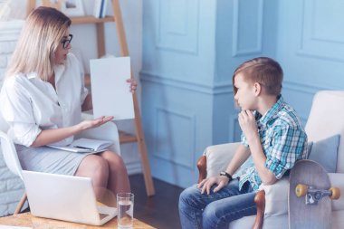 Psikolojik geçen mizah sorun genç dışarı test