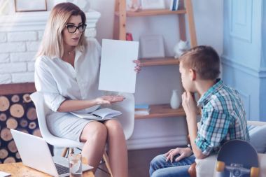 Kadın profesyonel psikoterapist ofisinde zahmetli çocuk ile çalışma