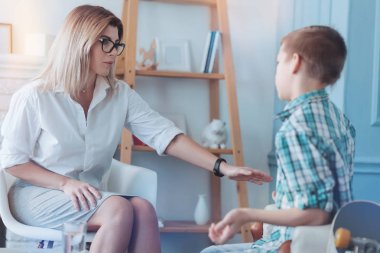 Düşünceli psikolog sakinleştirici genç hasta