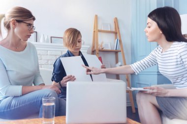 Kadın terapist ve genç çocuk ile anne psikoterapötik testi sırasında