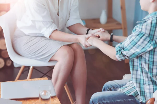 Close up van vrouwelijke psychotherapeut hand in hand voor kind patiënt — Stockfoto