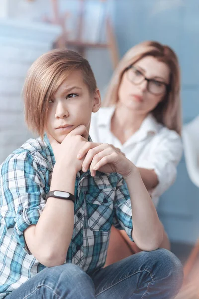 Ragazzo arrabbiato in disaccordo per parlare delle sue preoccupazioni — Foto Stock