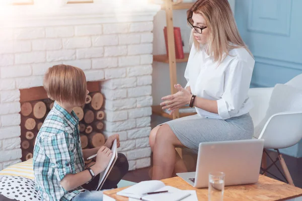 Vrouwelijke psycholoog vraag teenage patiënt om beeld te schetsen — Stockfoto