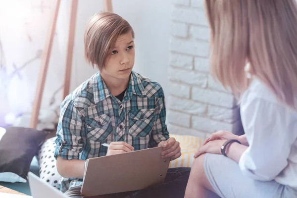 Probleem jongen bijwonen professionele psychotherapeut — Stockfoto