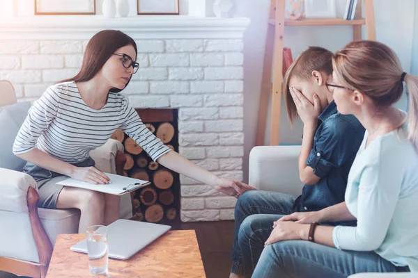 Kvinnlig psykolog lugna gråtande pojke ner — Stockfoto