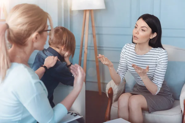 Psicólogo hablando con la madre sobre sus preocupaciones hijo —  Fotos de Stock