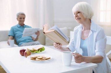 Neşeli güzel emekli bir kitap okuma