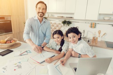 Sana bakarken mutlu akıllı çocuk