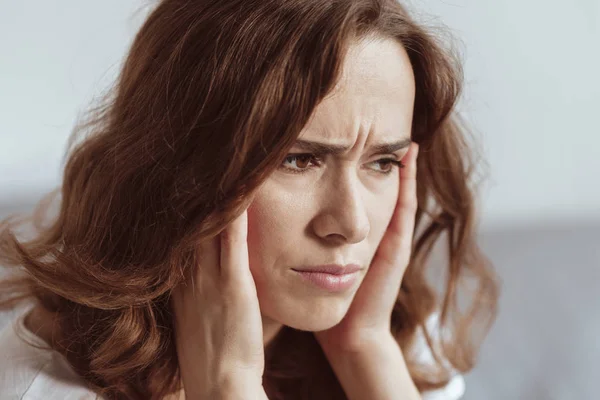 Close-up van portret van een vrouw die worstelt met hoofdpijn — Stockfoto