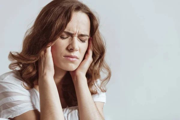 Senhora frustrada sentindo dor de cabeça severa — Fotografia de Stock