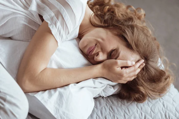 情绪疲惫的女人在枕头上哭泣 — 图库照片