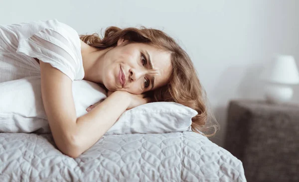 Mulher estressada deitada na cama e ficando preocupada — Fotografia de Stock