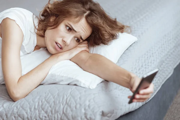 Wanita dewasa yang marah menjadi depresi saat melihat telepon — Stok Foto