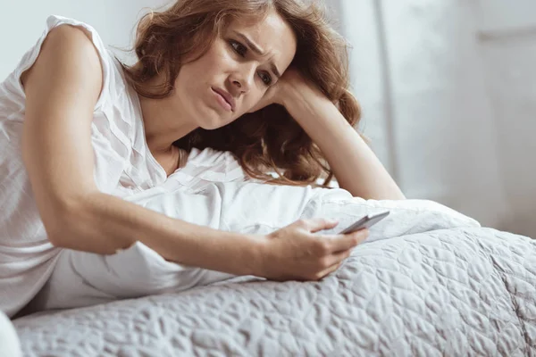 Känslomässigt utmattad kvinna bli deprimerad när du använder smartphone — Stockfoto