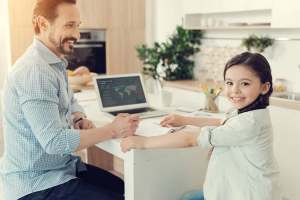 Söt glad tjej som arbetar på ett projekt — Stockfoto