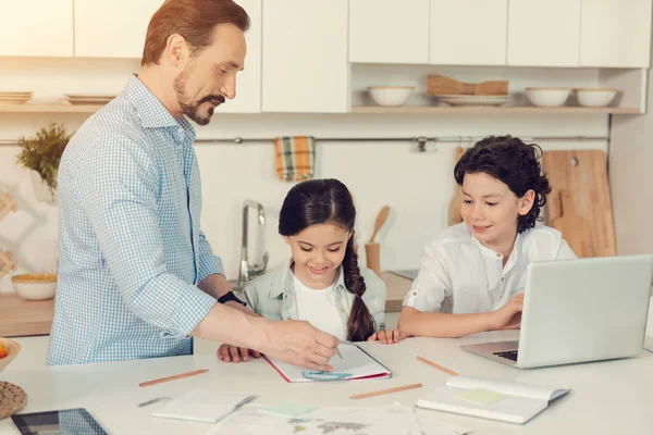 Positieve vrolijke kinderen studeren — Stockfoto