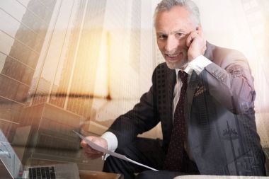 Telefon konuşmayı olumlu fikirli girişimci