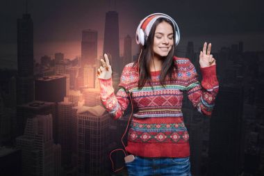 Güzel bayanı onun favori müzik ve dans ederken rahatlatıcı