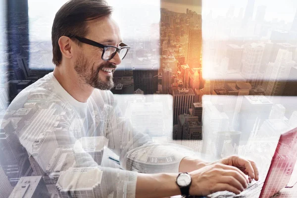 Vrolijke jongeman chatten met zijn vrienden op laptop — Stockfoto