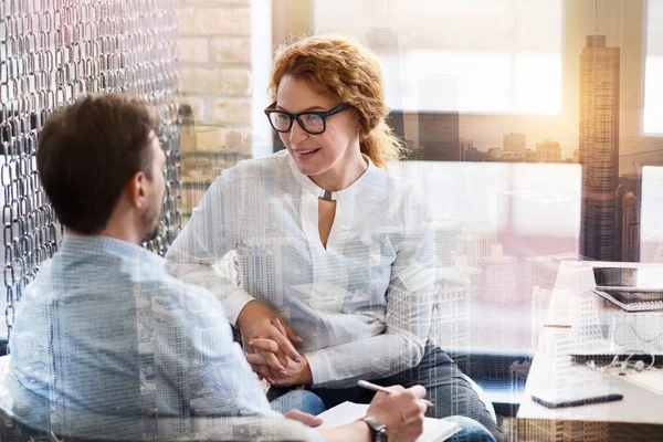 Mujer alegre charlando con su colega masculino — Foto de Stock