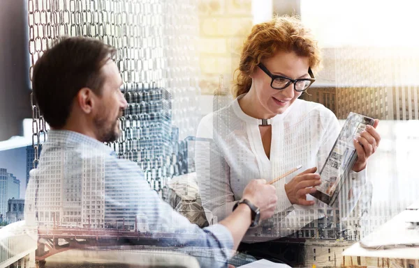 Charmante vrouw en haar collega bespreken website van vennootschap — Stockfoto